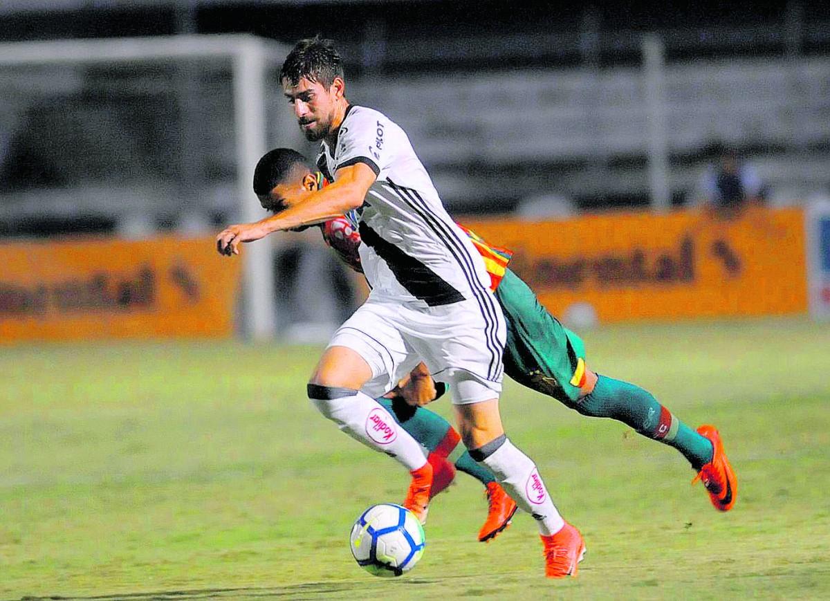 O zagueiro Luan Peres em ação na partida de quarta-feira: "Temos que melhorar nossa parte ofensiva, a perna está pesada, mas isso não é desculpa" (Leandro Ferreira/AAN)
