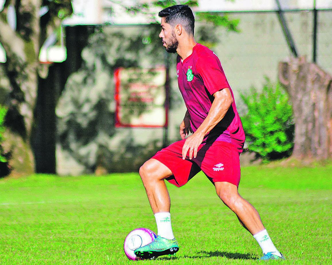 O meia Rondinelly está motivado: "Estou tendo oportunidade de, jogo a jogo, contribuir com o Guarani" (Guarani Press)