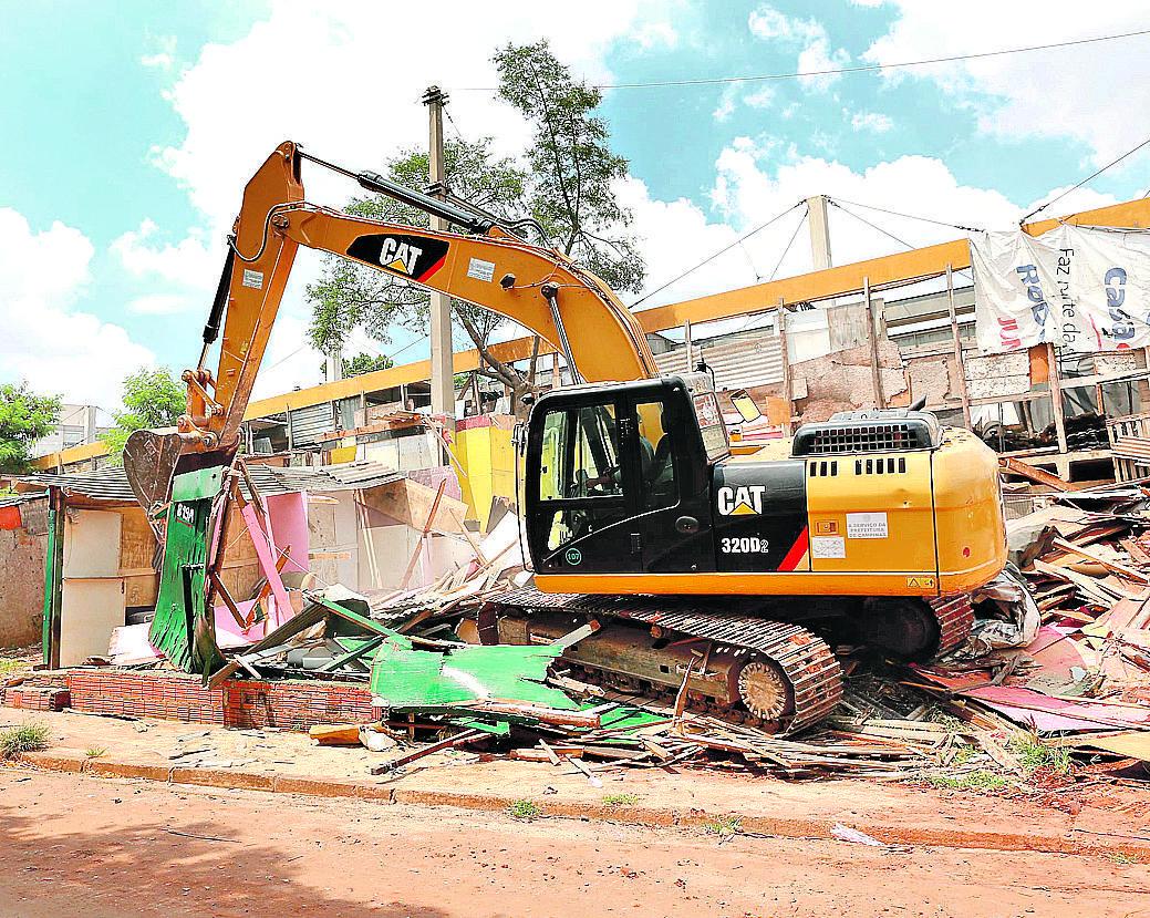Máquina usada na demolição da Ocupação Joana D?Arc, que existia há cerca de 6 anos: moradores realocados (Leandro Ferreria/AAN)