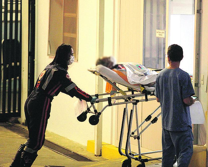Enfermeiro acompanha chegada de paciente a hospital de Campinas (Diogo Zacarias/ Correio Popular)