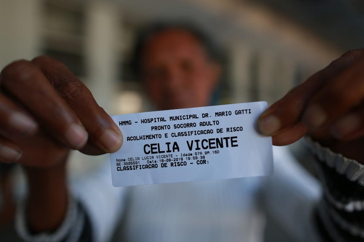 Mulher de 57 anos precisou esperar quase 15 horas para ser atendida entre sábado e domingo (Leandro Ferreira)
