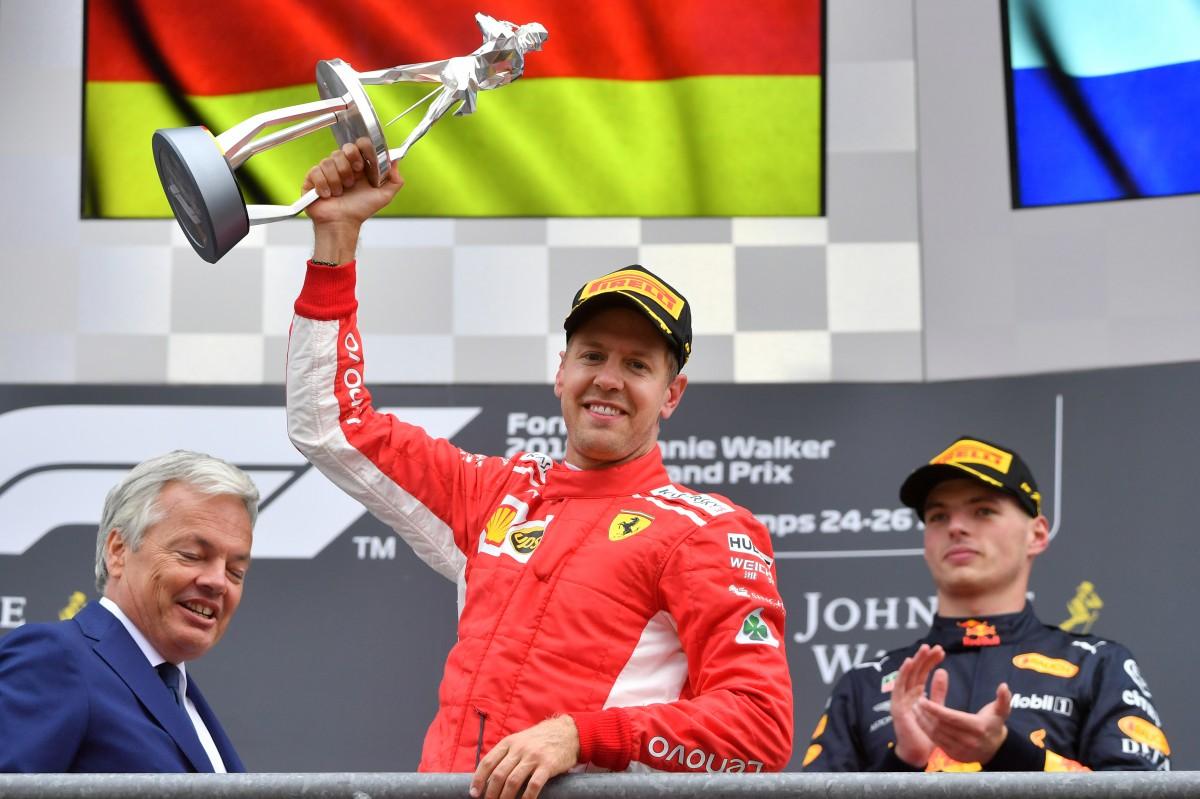 Vettel ultrapassa Hamilton na 1.ª volta e vence o GP da Bélgica (AFP)