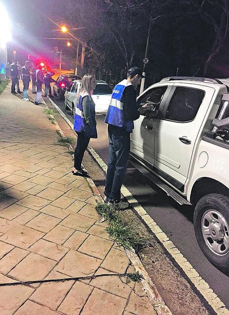 O operação dos agentes na Av. Brasil: infratores perdem carteira  (Divulgação/Polícia Militar)