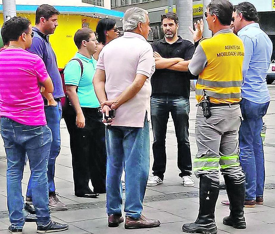Amarelinho conversa com Hossri (ao fundo) e assessores para retirada de caminhão da Praça da Catedral (Cedoc/RAC)