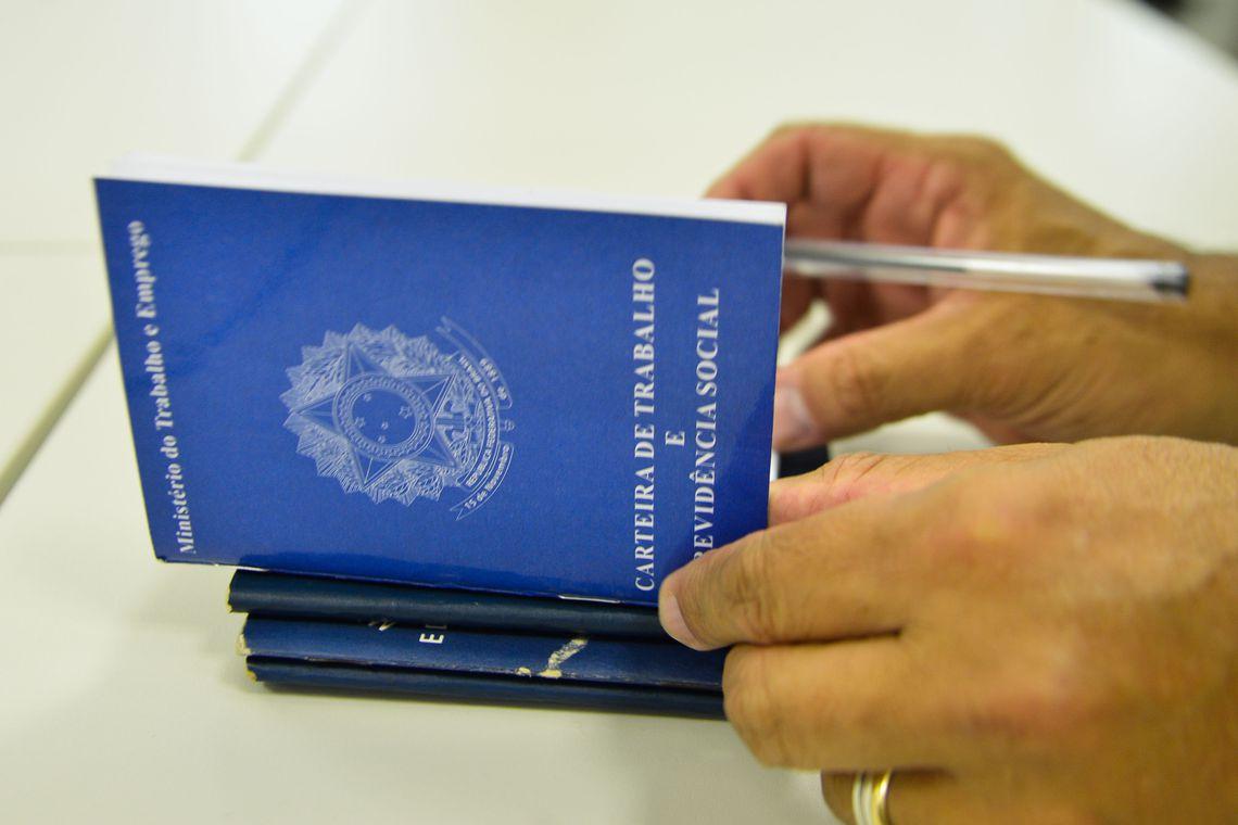 Desemprego cai para 12,3%, mas ainda abrange 12,9 milhões de pessoas (ABR/Agência Brasil)
