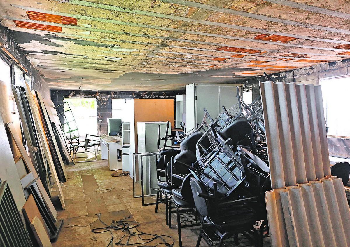 Prédio do Instituto de Estudos de Linguagem (IEL) abriga, além do segundo maior acervo da instituição, móveis e materiais de construção (Leandro Ferreira/AAN)