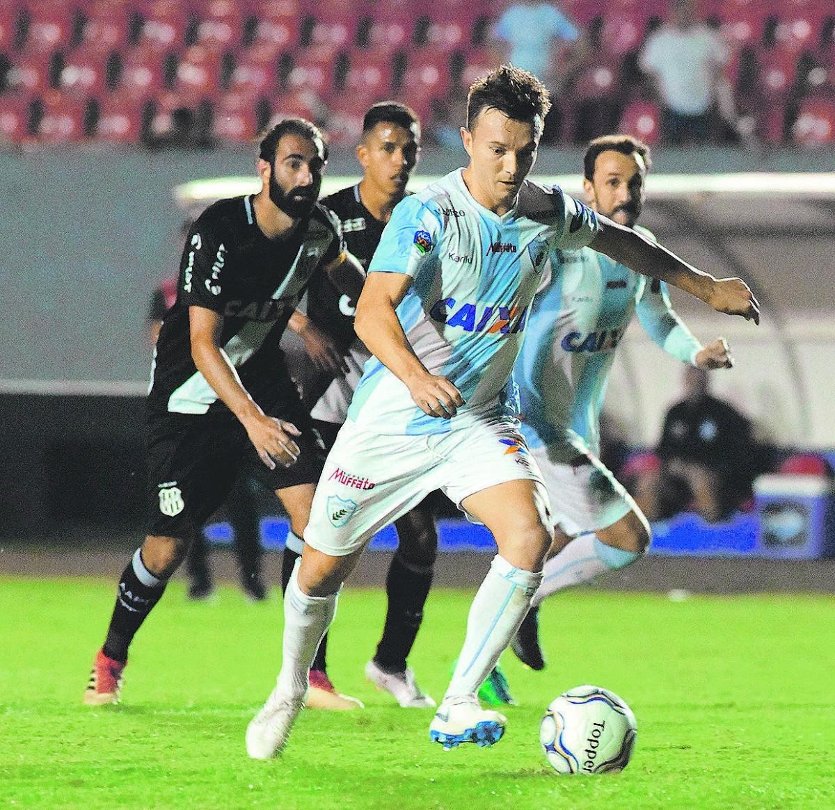Dagoberto corre para bater o pênalti e marcar o único gol da partida disputada no Estádio do Café: Londrina briga para fugir das últimas colocações (Gustavo Oliveira/Londrina Esporte Clube)