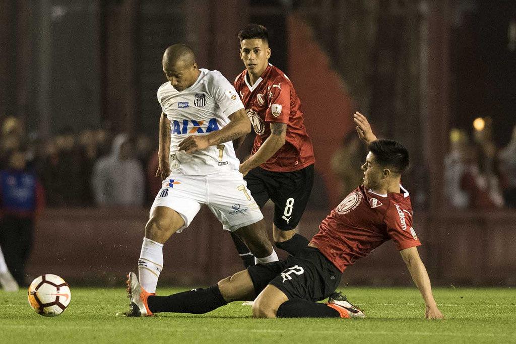O time argentino alega que o jogador uruguaio não poderia ter entrado em campo nesta terça por estar suspenso (Ivan Storti - Santos)
