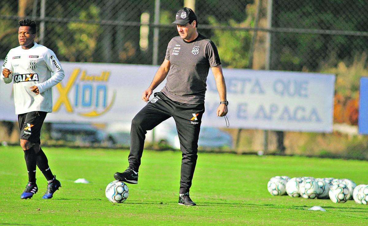 João Brigatti disputará o seu primeiro Dérbi na condição de técnico da Ponte: "Não é sob pressão que se faz um trabalho. Temos que estar preparados" (Cedoc/RAC)