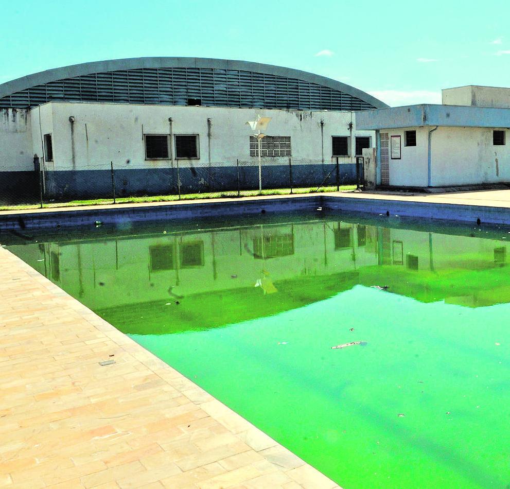 Situação de abandono da água da piscina apavora os moradores, que temem que o local se transforme em um criadouro do mosquito da dengue (Matheus Pereira/Especial para AAN)