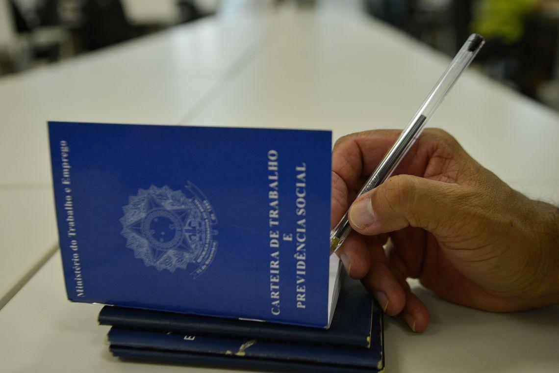  Ao todo, no mês foram abertas 1.219.187 vagas, enquanto o número de demissões foi de 1.171.868 (Agência Brasil)