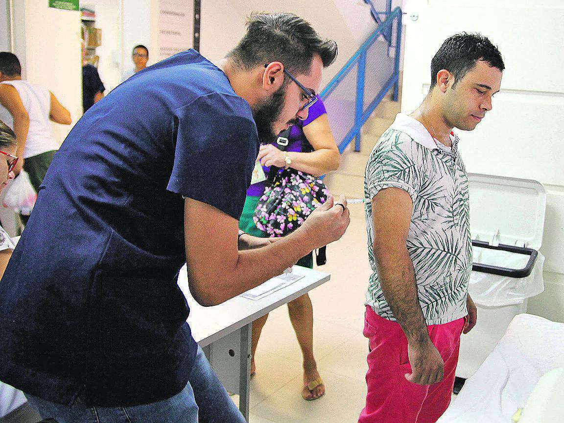O cozinheiro Alison Souza Oliveira, de 24 anos, ao ser vacinado terça-feira à tarde no Centro de Campinas (Leandro Torres/AAN)