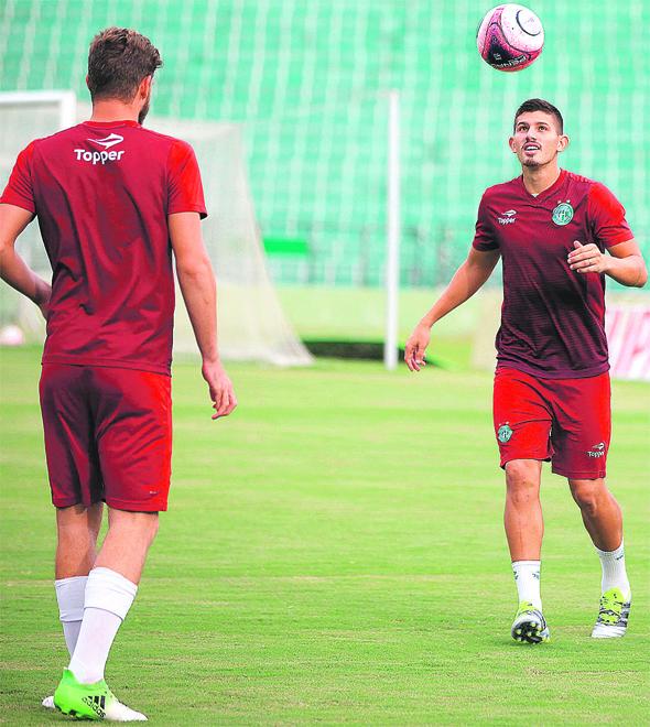 O zagueiro Philipe Maia pode ter a sua primeira oportunidade na temporada na partida de hoje à noite contra a Internacional, em Limeira (Leandro Torres)