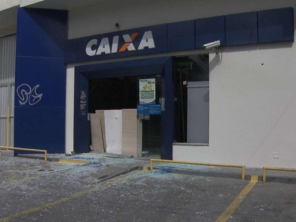 De acordo com a Polícia Militar, cerca de 20 homens armados com fuzis invadiram o banco, localizado na Avenida Pedro José Cardoso, por volta das 3h. (Divulgação)