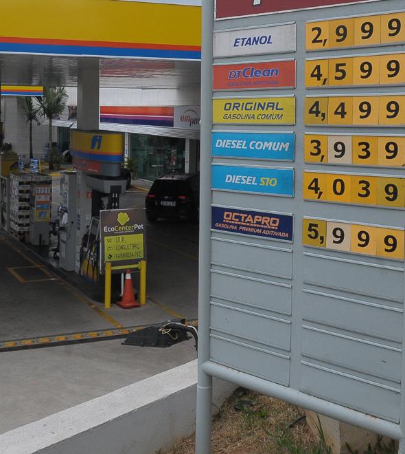 Placa em posto de combustível mostra os números salgados: com demanda baixa, preço caiu para algo em torno de R$ 3,50 o litro, mas agora tudo mudou (Matheus Pereira/AAN)