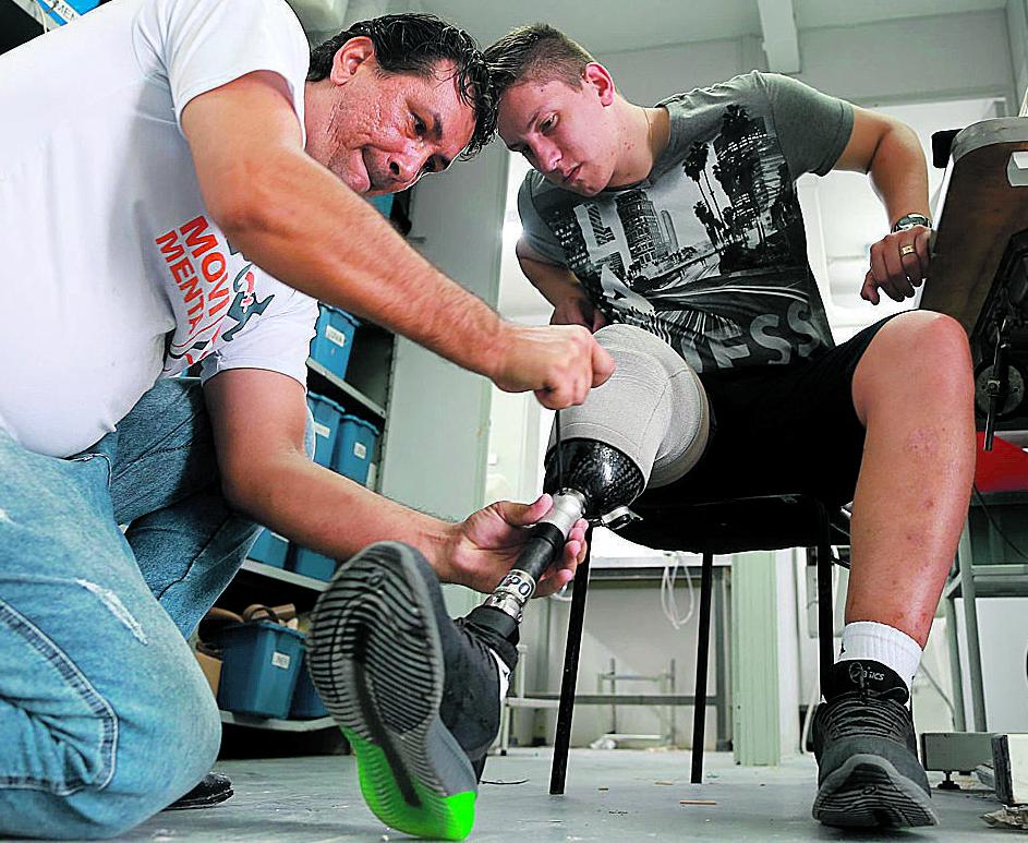 Técnico do Instituto de Prótese e Órtese, de Campinas, examina o componente e a avaliação é das mais positivas; agora, haverá o acabamento estético (Leandro Ferreira)