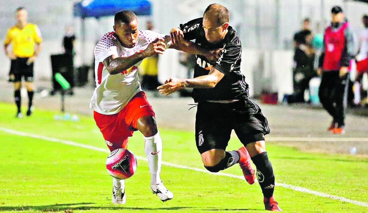 O atacante Silvinho, da Ponte Preta, disputa jogada no Moisés Lucarelli: resultado tira as chances de classificação às quartas de final tanto da alvinegra quanto do Red Bull Brasil  (Leandro Ferreira/AAN)