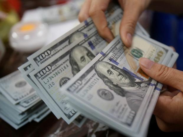 Dólar em segue em alta no mercado ( )