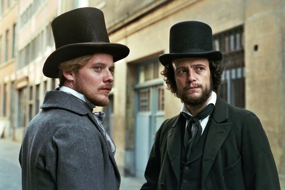 August Diehl (à dir.) e Stefan Konarske em 'O Jovem Karl Marx', longa-metragem de Raoul Peck que narra a relação entre os fundadores do marxismo r
 (DIVULGAÇÃO)
