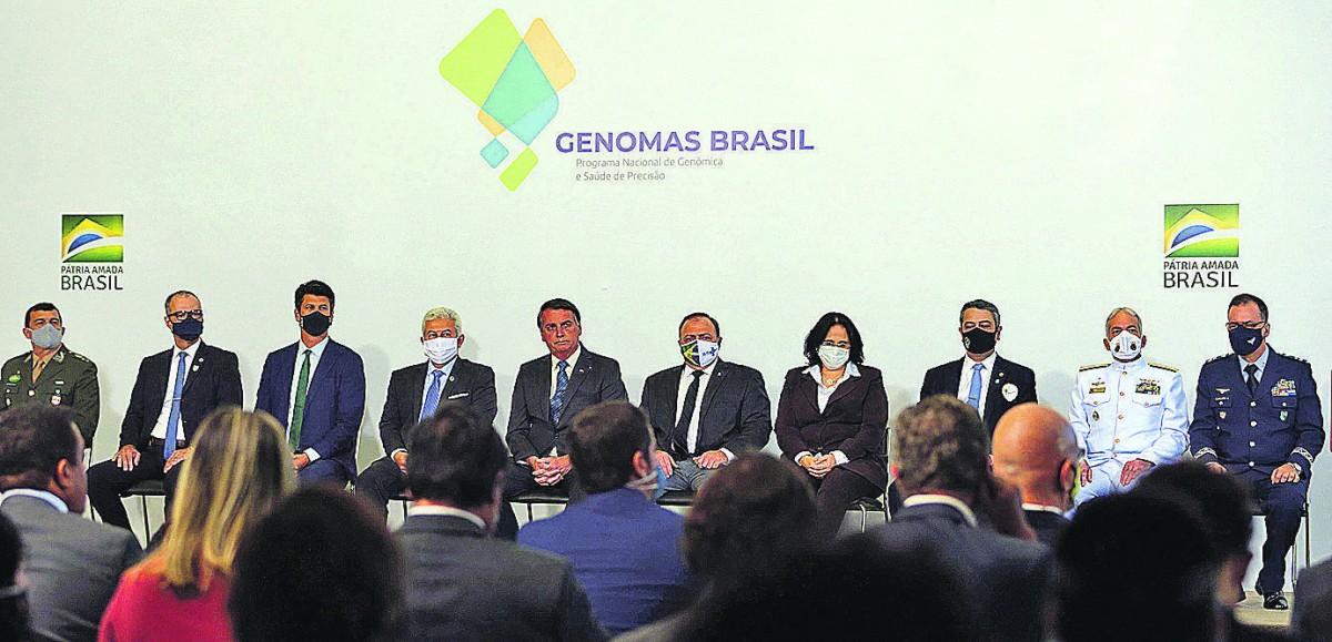No lançamento do projeto Genomas, no Planalto, Bolsonaro é o único sem máscara entre autoridades (Valter Campanato/Agência Brasil)