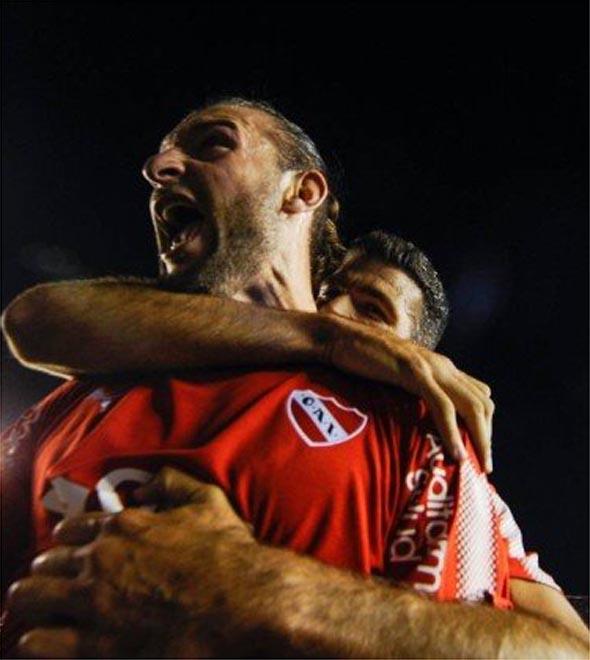 O meio-campo Gaston Silva (à esquerda) e o atacante Emmanuel Gigliotti comemoram o gol do Independiente (Divulgação)
