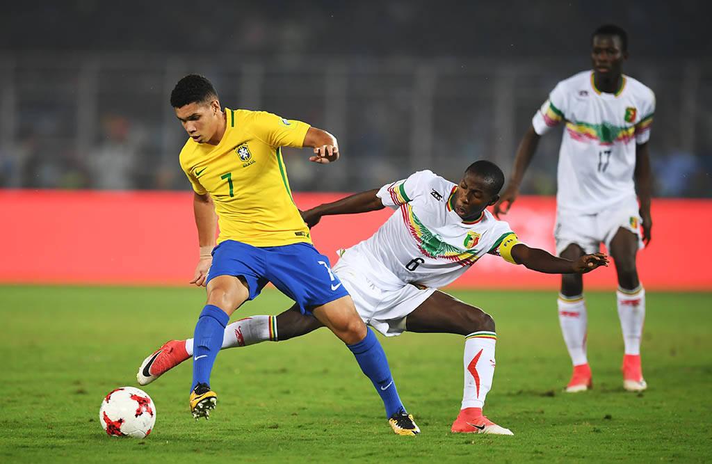 Foi a sexta vitória do Brasil em sete jogos nesta edição da competição, na qual a despedida com um lugar no pódio acabou sendo um prêmio de consolação (Dibyangshu Sarkar/AFP)