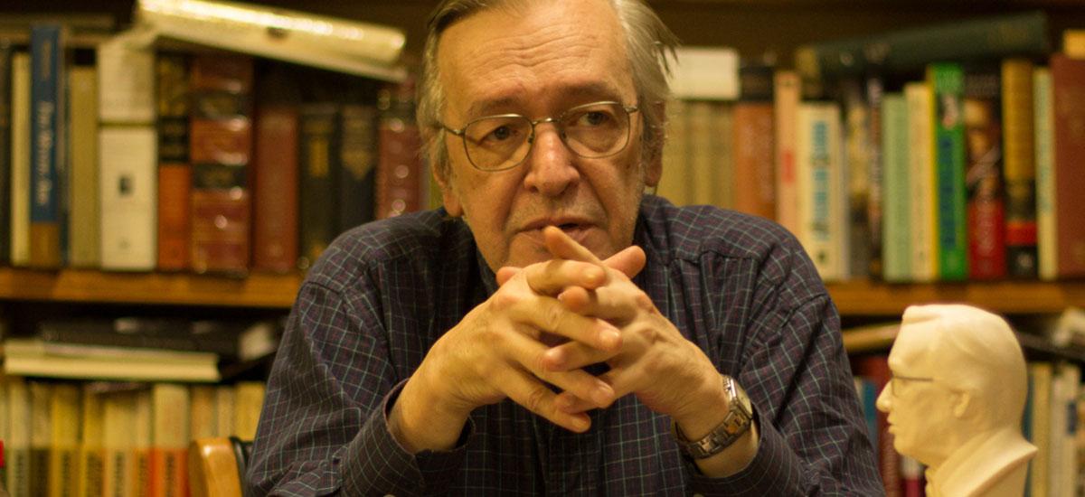 Alguns dos alunos que assistiam ao filme deixaram a sala para ver o que ocorria no lado externo, e foram recebidos com gritos como "recua, direita, recua" e "fascistas". (website/Olavo de Carvalho)
