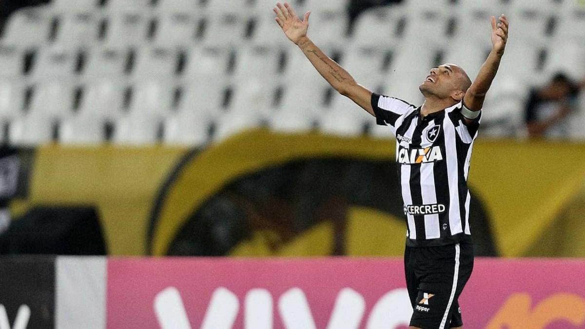 Depois de dez dias de pesadelo desde a descoberta de um tumor renal até a cirurgia para sua retirada, o atacante Roger, do Botafogo, está curado (Divulgação)