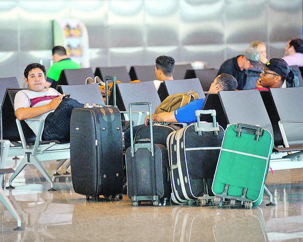 Passageiros esperam na área de embarque do Aeroporto Internacional de Viracopos: movimento maior é hoje (Patrícia Domingos)