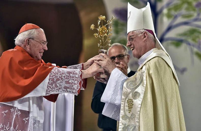 A Rosa de Ouro foi entregue oficialmente em um missa, na Basílica de Aparecida, celebrada na noite de ontem (9). (Thiago Leon)