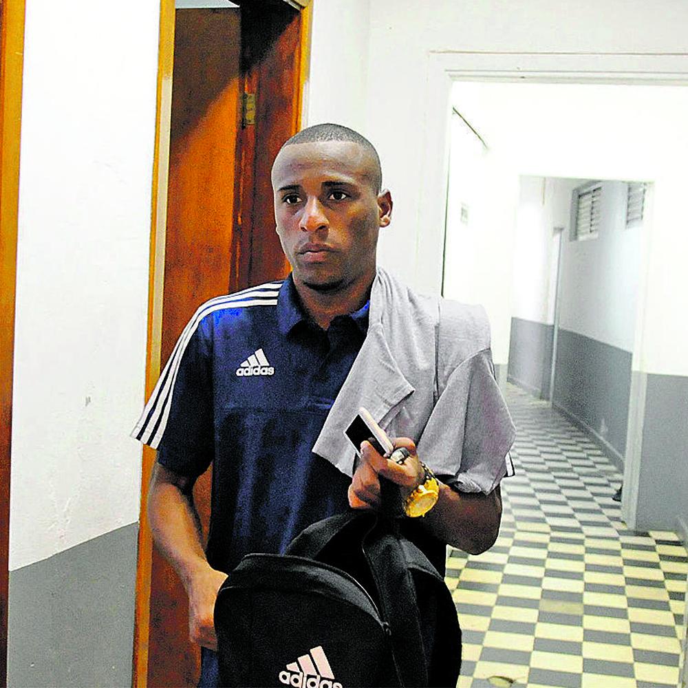 Depois de cumprir suspensão, Jeferson volta à lateral da Ponte Preta (Dominique Torquato/AAN)