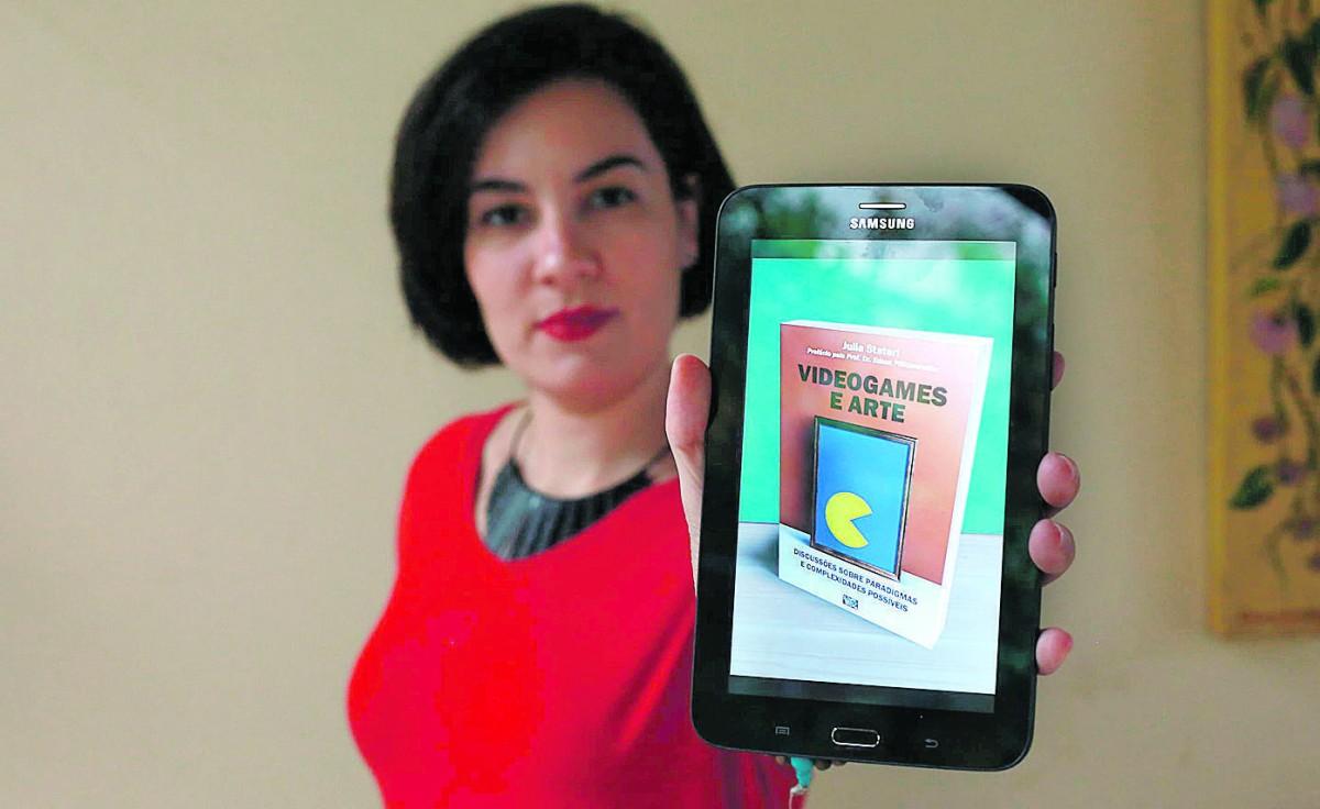Julia Stateri mostra o livro digital "Videogames e arte", que reflete sobre os avanços tecnológicos: mídia pode ou não ser usada de forma artística (Leandro Ferreira/AAN)