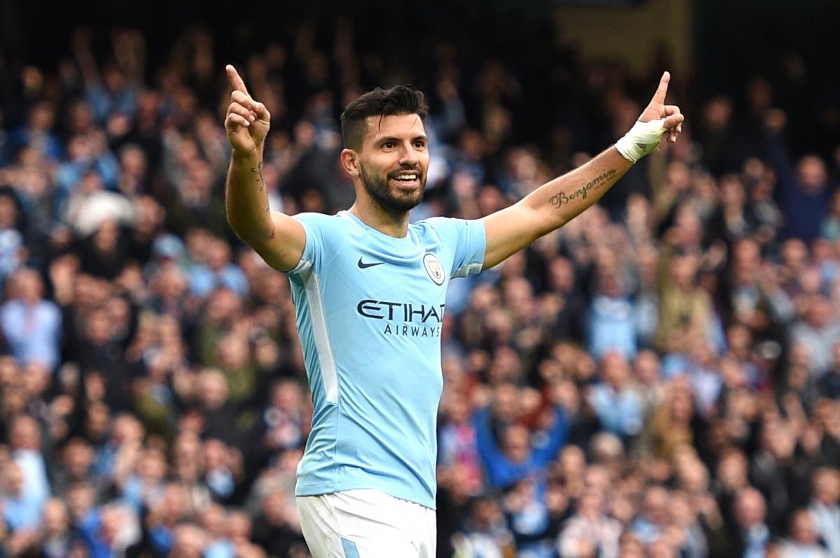O City não tirou o pé do acelerador e seguiu pressionando, até chegar ao quarto gol aos 33 minutos, com Agüero, de cabeça, após cruzamento de Sané (Oli SCARFF / AFP)