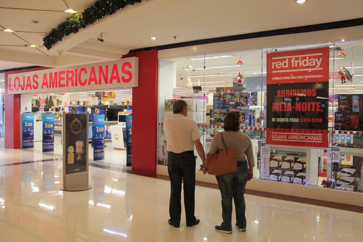 Consumidor observa cartaz com ofertas da Black Friday em shoppingr
 (Renan Fernandes/AAN)