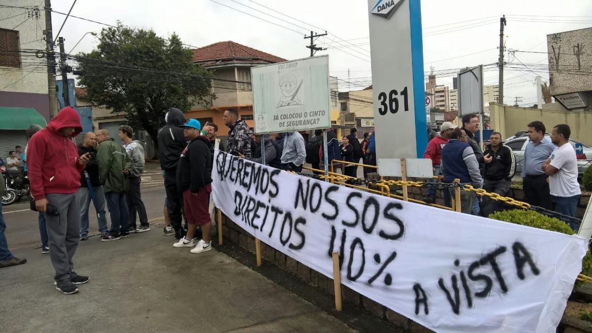 Funcionários da Sifco protestam em frente à empresa Dana, em Jundiaí, que comprou a Sifco: alegam não ter recebido a multa da rescisãor
 (Divulgação)