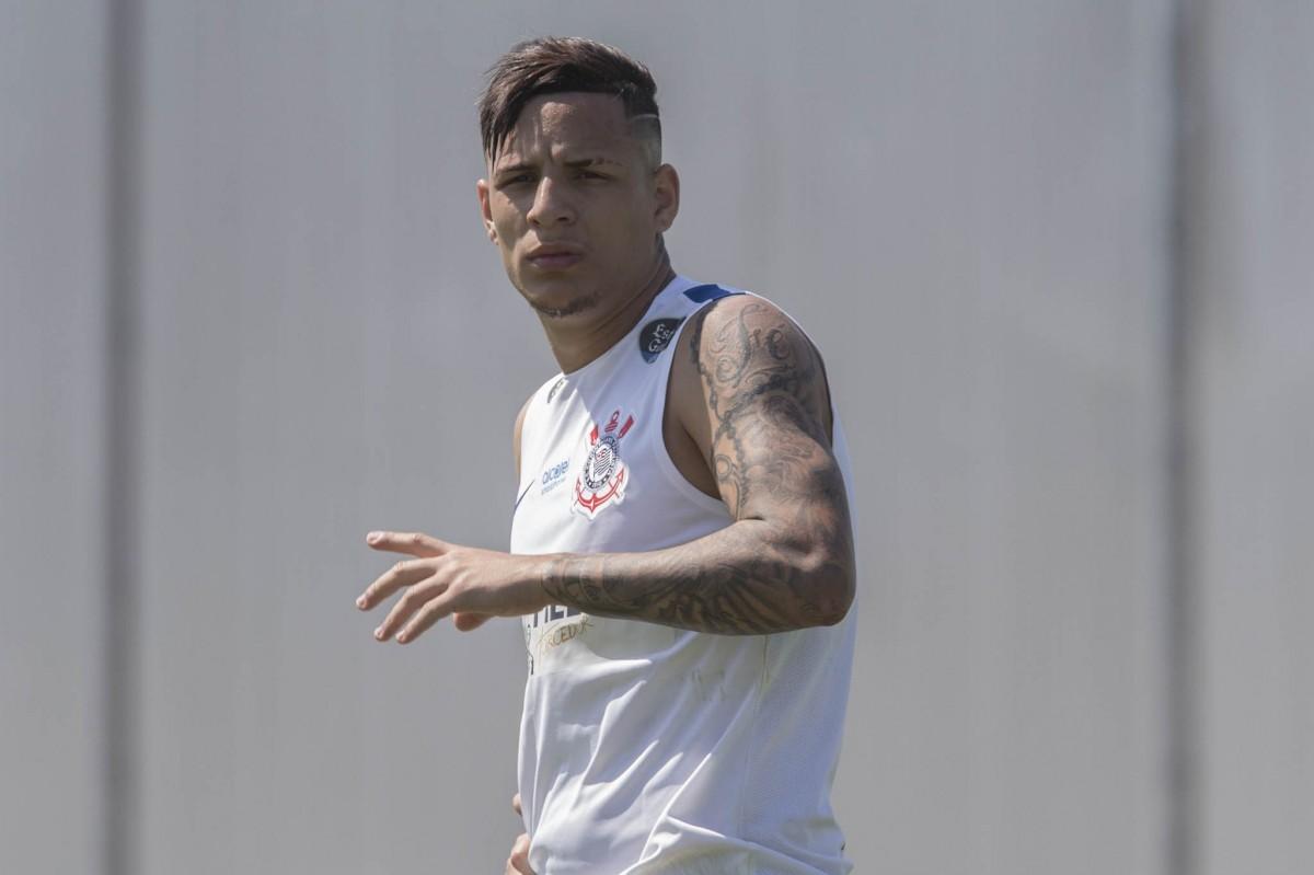 Após o treino, atletas cercaram o lateral, jogaram água, gelo e distribuíram tapas. A ação acabou tendo um ar de despedida (Daniel Augusto Jr./Ag. Corinthians)