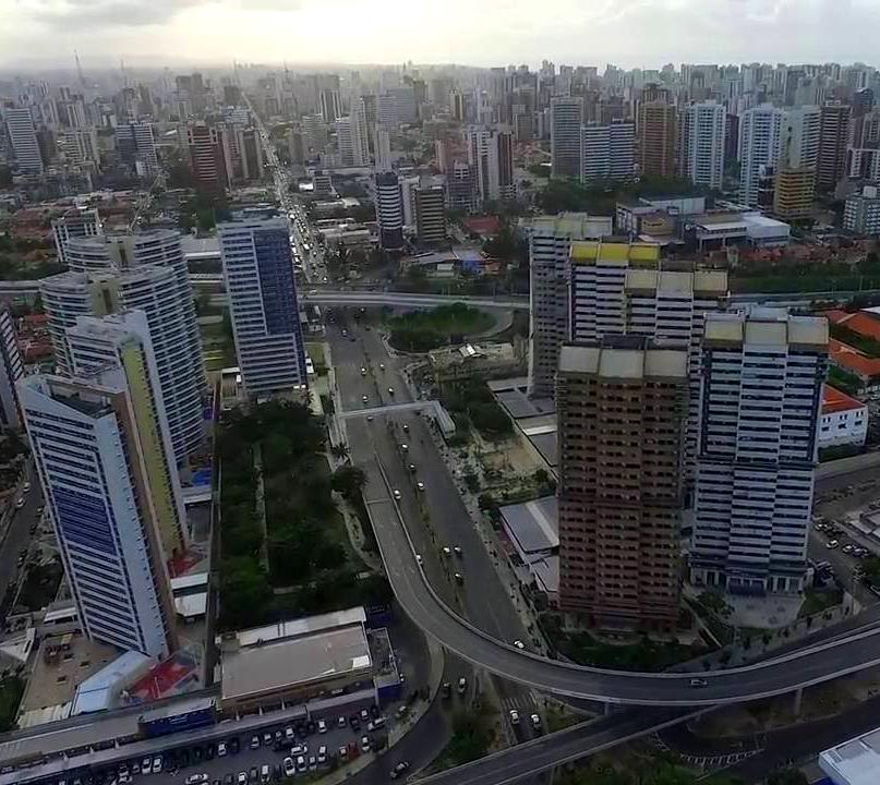 Inconformado com o fim do relacionamento, o rapaz subiu na janela e ameaçou se jogar do 4º andar. Ela incentivou e ele acabou pulando (Reprodução)