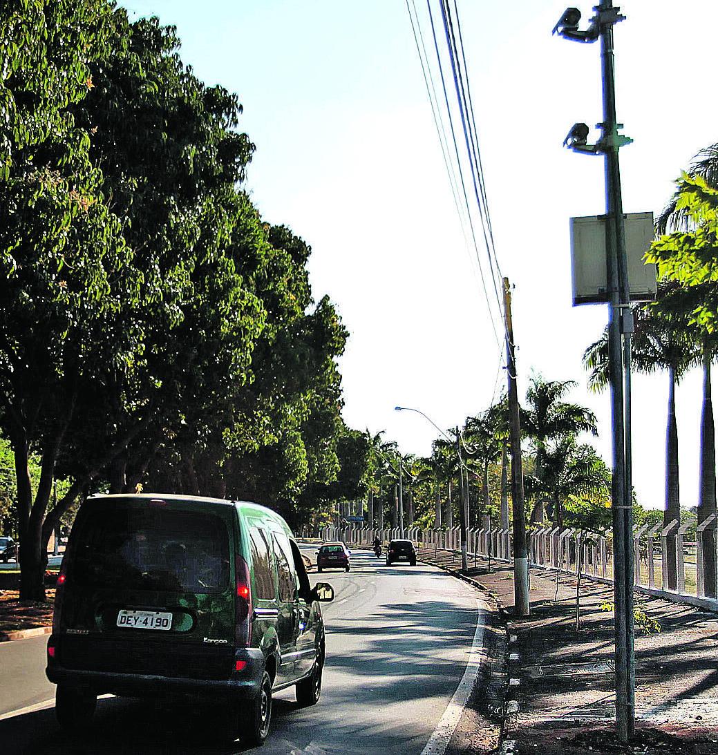 A Emdec instalou um novo radar na Avenida Theodureto de Camargo: intenção é reduzir velocidade em vias (Leandro Torres)