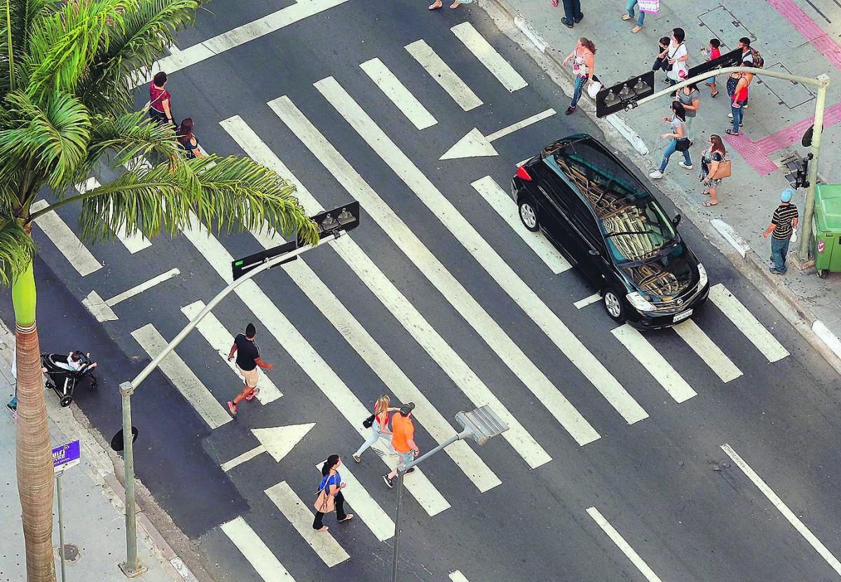 Campanha que será lançada dentro de dois meses vai sensibilizar para que pedestre não atravesse fora da faixa e motorista para que pare quando tiver gente atravessando: fiscalização (Leandro Ferreira)