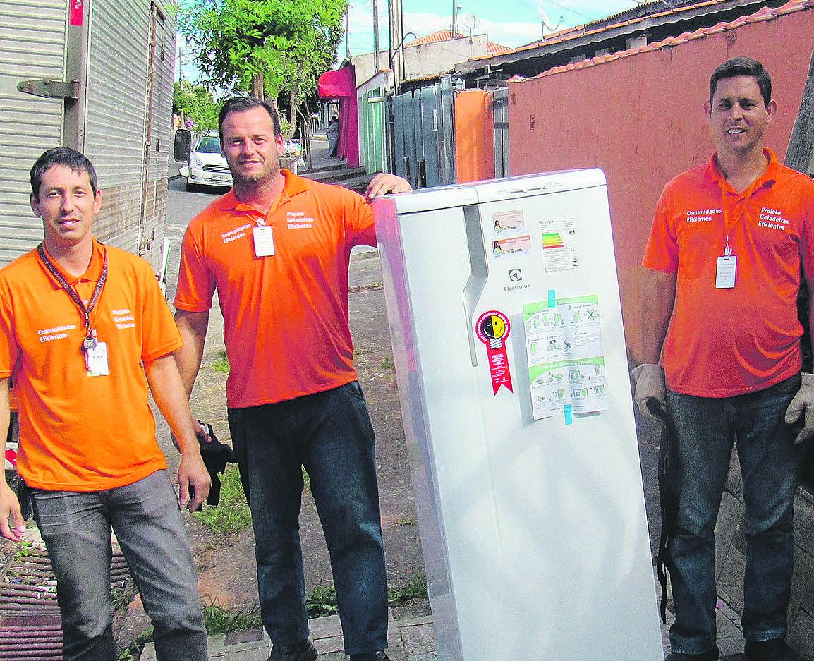 Funcionários da CPFL se preparam para fazer a entrega de mais uma geladeira a uma família de baixa renda (CEDOC/RAC)