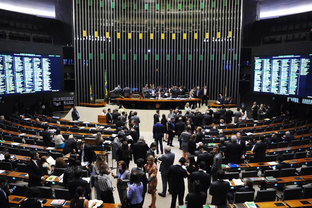 Os deputados ainda vão analisar destaques - sugestões de mudanças - e realizar um segundo turno de votação (Divulgação)