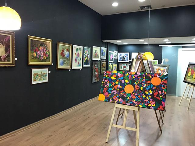 São 35 quadros com pinturas a óleo, acrílica, texturas e pedras brasileiras e mais 11 fotos, que retratam cenas relacionadas à Primavera (Divulgação)
