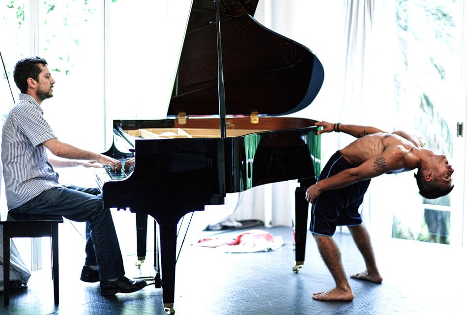 Um deles, Santiago Torricelli, é um pianista erudito. O outro, Lucas Yair Araujo, dançarino urbano (Divulgação)