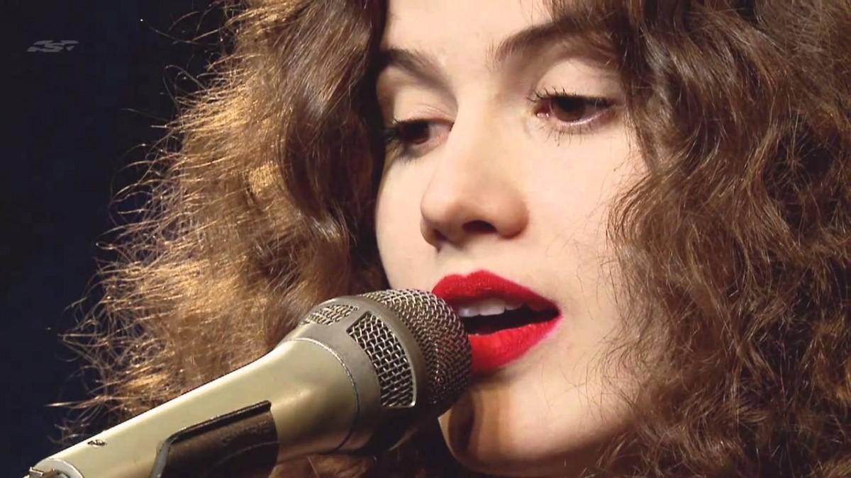 Ana emocionou a plateia cantando hino antiditadura militar, à capela, com imagens de manifestações populares de rua dos anos 1960 e atuais no telão.  (Divulgação)