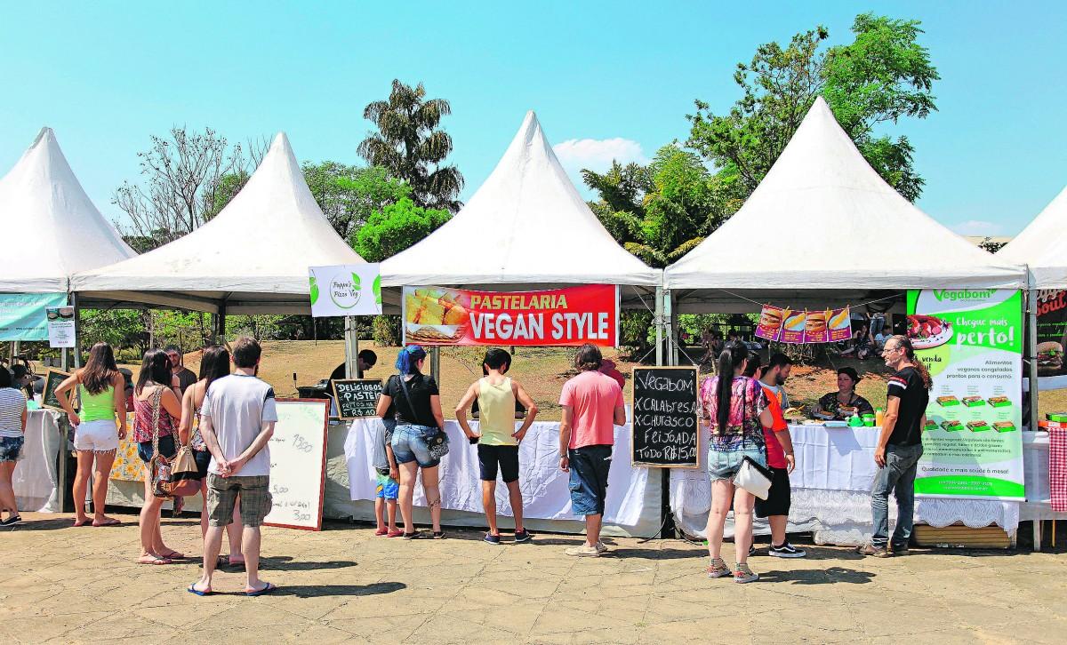 Movimentação na feira vegana Veggies no Parque, ontem, na Lagoa do Taquaral (Leandro Torres)