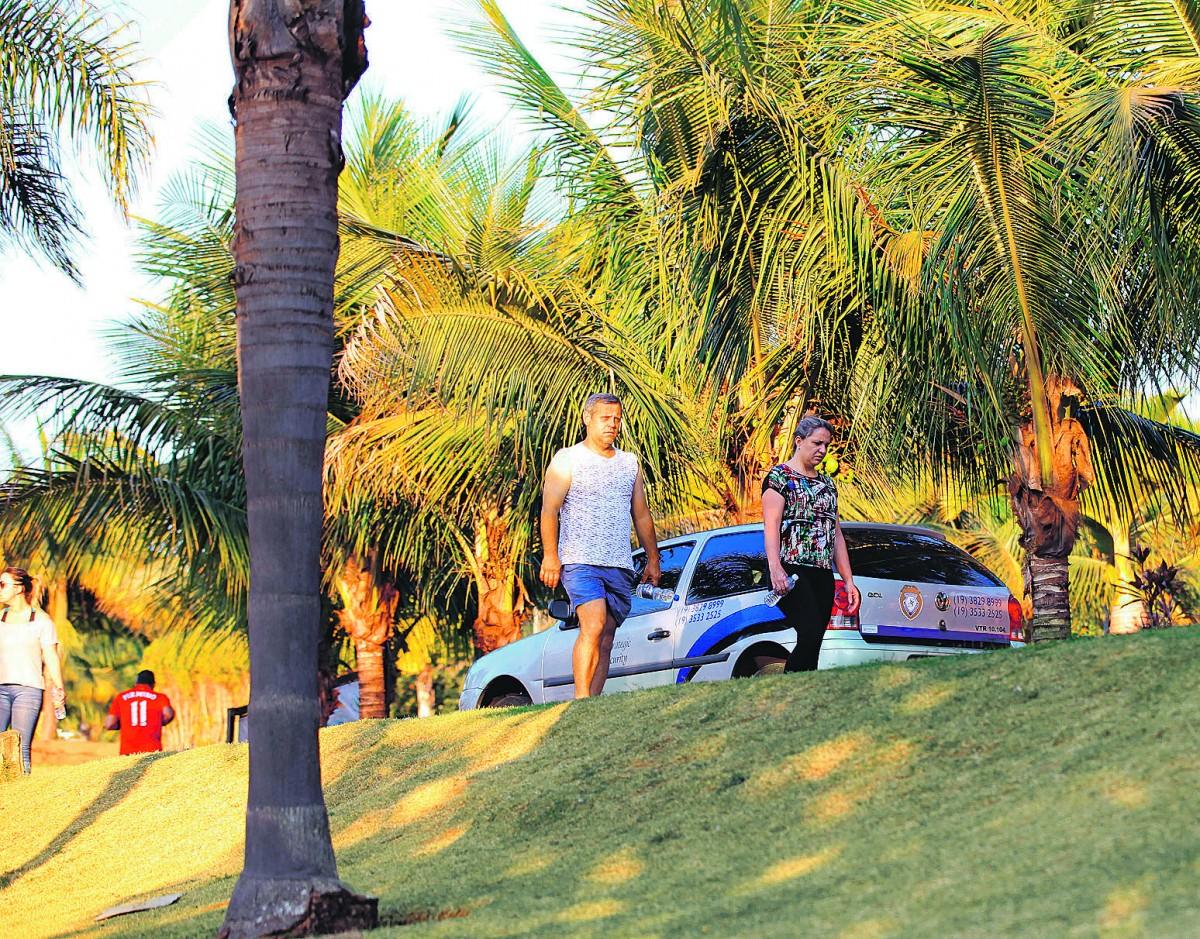 Visitantes passam por carro da administração do parque; Prefeitura diz que término da revitalização contribuirá para o aumento da segurança (Leandro Torres)