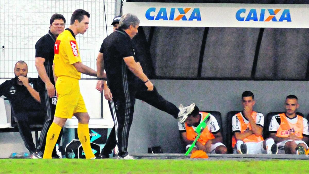 A Macaca voltou a ficar a dois pontos do Z4 e não encontra mais saída para tentar uma reação. Mesmo com reforços contratados recentemente, o time não conseguiu reagir (Estadão Conteúdo)