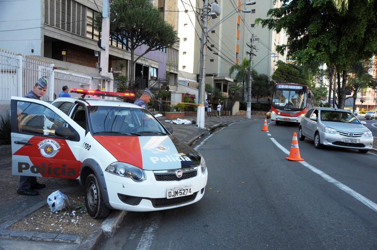 Acidente fatal de moto na Avenida Anchieta: Polícia Militar chega ao local, mas rapaz de 28 anos já estava mortor
 (Dominique Torquato/AAN)