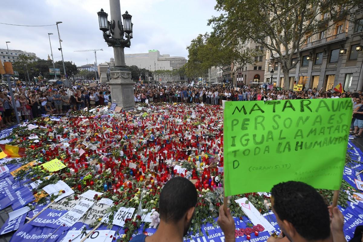 Manifestação foi convocada pela Câmara Municipal de Barcelona e pelo governo regional da Catalunha (AFP)