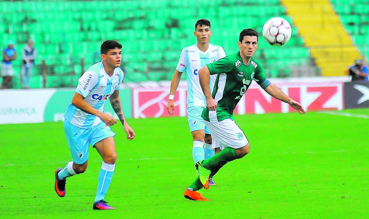 Fumagalli em ação no jogo contra o Londrina, um dos confrontos diretos do Guarani no primeiro turno (Cedoc)